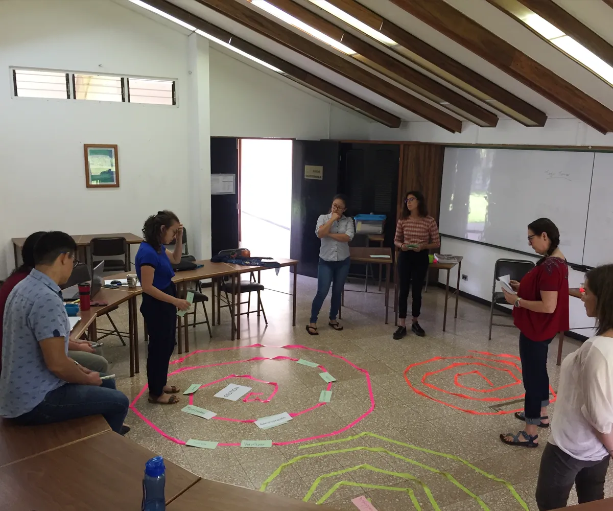 Docencia y más de 60 publicaciones sobre pesca artesanal y gobernanza